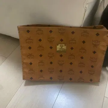 MCM 로고 프린트 클러치백