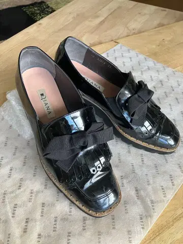 DIANA 블랙 플랫슈즈 리본 포함