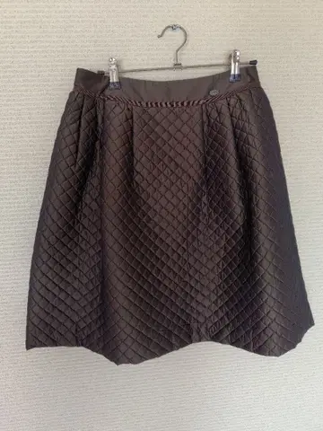 FOXEY 브라운 퀼팅 플레어 스커트