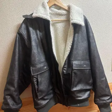 보아 라이닝이 있는 블랙 자켓