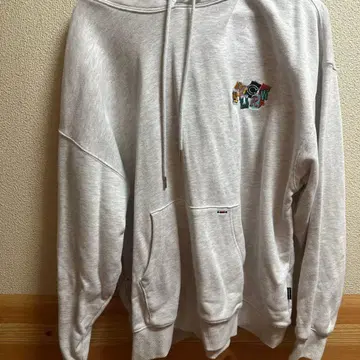 그레이 후드 부착 후드티 그래픽 디자인