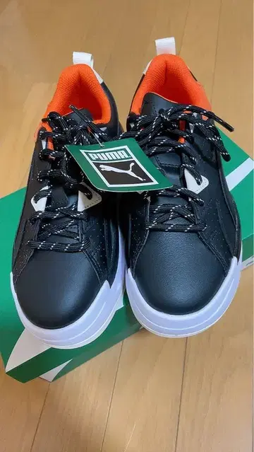 택 포함 새상품 PUMA 통굽 스니커즈 23.5cm