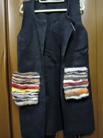 다크 그레이 슬리브리스 베스트 퍼 달린 포켓