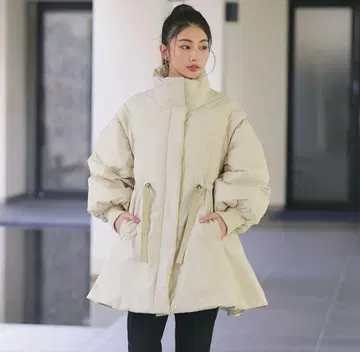 크림색 다운 자켓 하이넥