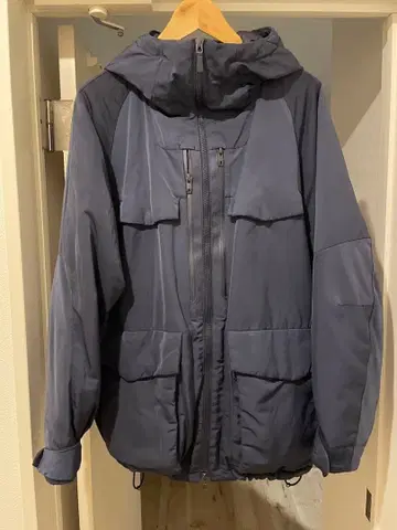 유니클로 화이트 마운티니어링 하이브리드 다운 오버사이즈