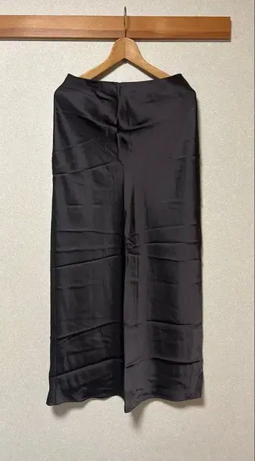 띠어리 Theory 24SS 베이스 새틴 플루이드 맥시 스커트