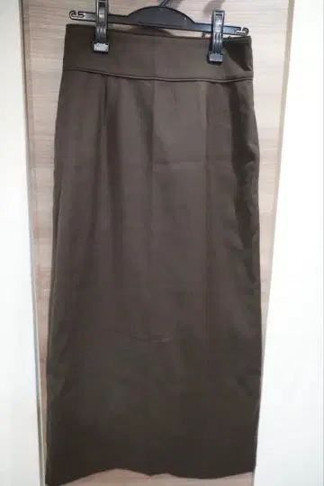 다크 브라운 타이트 스커트