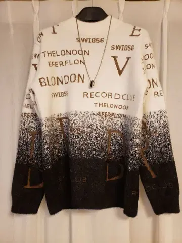 그라데이션 로고 니트 스웨터