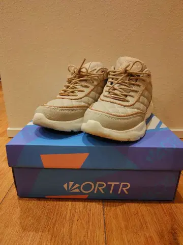 ORTR 베이지 스니커즈