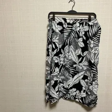 보타니컬 프린트 미디 스커트