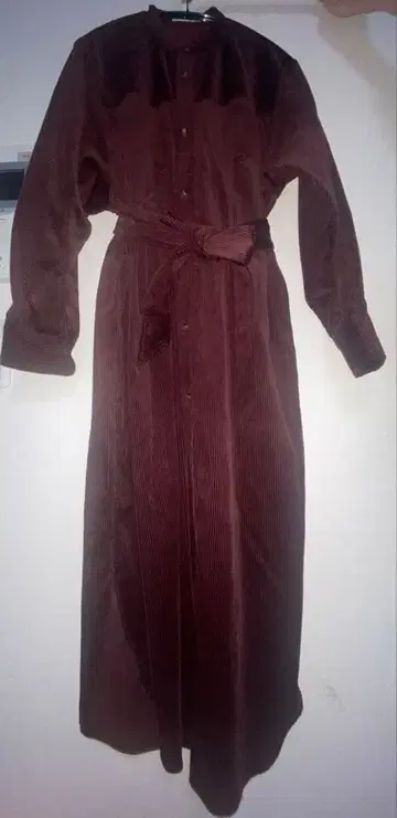맥피 코듀로이 롱 셔츠 원피스 버건디