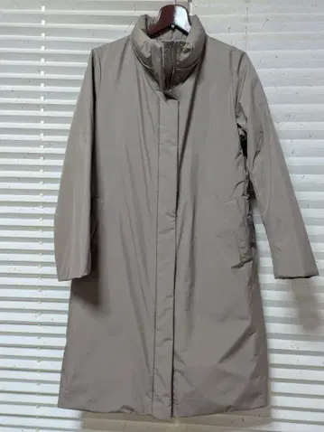 유니클로 하이브리드 다운 롱 코트 후드 부착