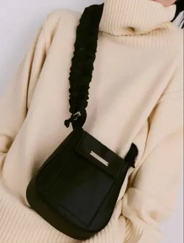 미사용 새상품 택 포함 un/neu 개더 핸들 새틴 플랩백