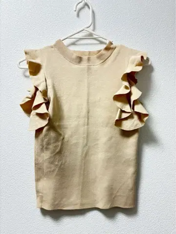 SNIDEL 프릴 디테일 베이지 반팔 니트탑