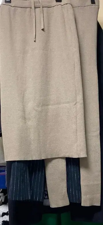 A tokyo 리브 베이지 타이트 스커트와 팬츠 세트