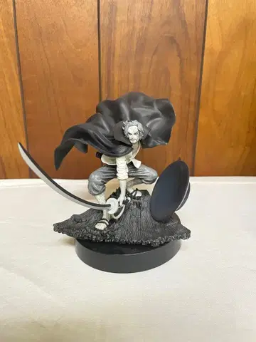 먹물 스타일 샹크스 피규어