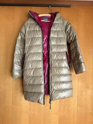 올리브 그린 후드 부착 다운 자켓