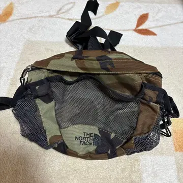 THE NORTH FACE 카모플라쥬 바디백