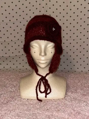 귀도리가 달린 브라운과 빨간색 스트라이프 니트 모자