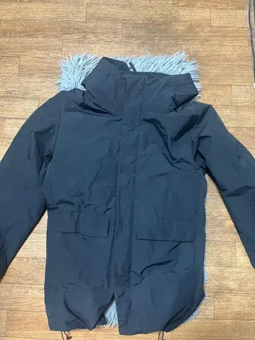 블랙 후드 부착 다운 자켓 UNIQLO