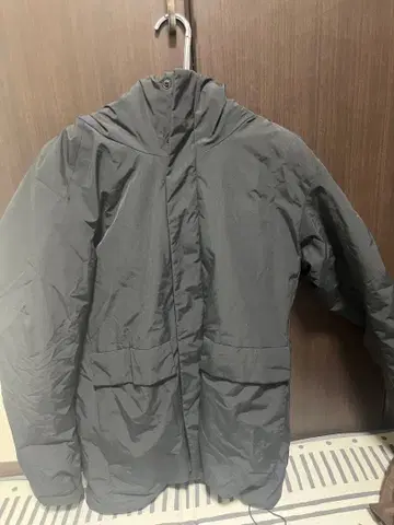 블랙 후드 부착 다운 자켓 UNIQLO