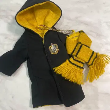 블랙과 옐로우 컬러의 코트와 스카프 세트