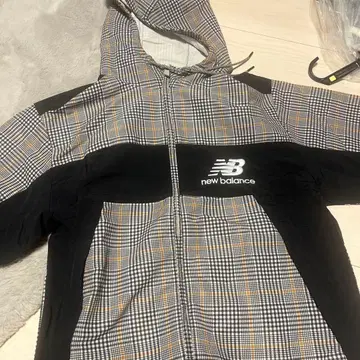 New Balance 체크 무늬 후드 자켓