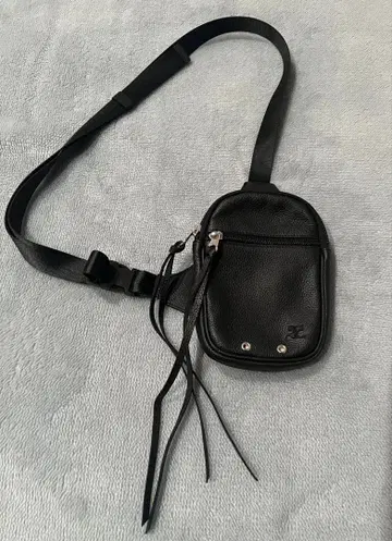 쿠레쥬 블랙 가죽 바디백