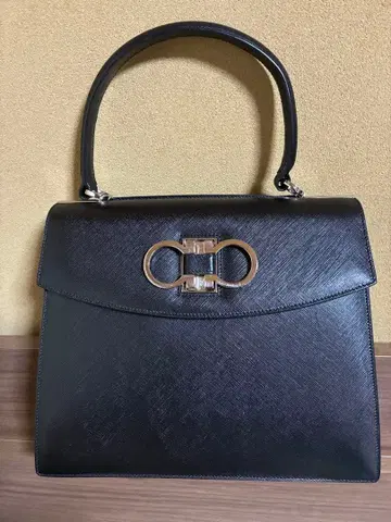 페라가모 핸드백 실버 금장 장식 포함