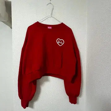 Barbie chuu 콜라보 숏 기장 하트 로고 맨투맨 빨간색