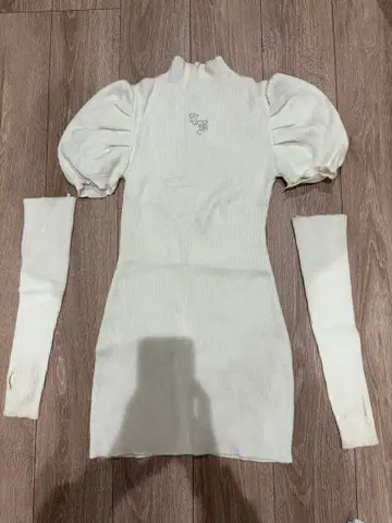 TSUKI WORLD 화이트 퍼프 슬리브 니트 원피스