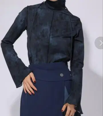 HARE 패턴 하이넥 리본 상의