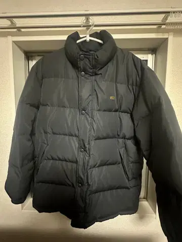 라코스테 다운 금장 장식 로고