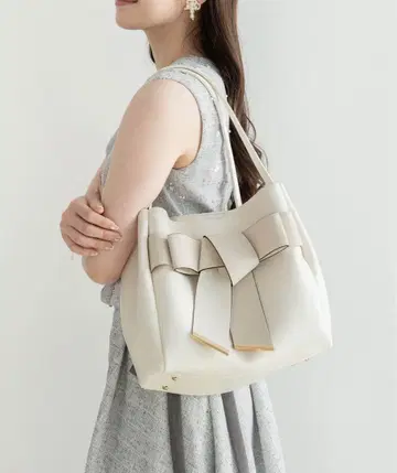 아이보리 리본 포함 토트백