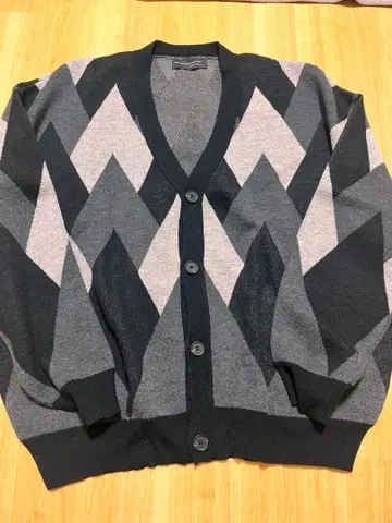 [새상품급]CONFIRM 지그재그 패턴 가디건 L 사이즈