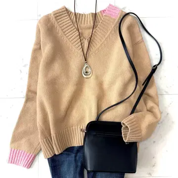 새상품급 팔라스 팰리스 V넥 니트 베이지 FREE