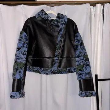 JEANASIS 짧은 기장 인조 가죽 보아 자켓 꽃무늬