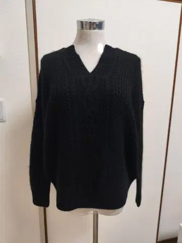 VICKY 블랙 니트 스웨터 V넥