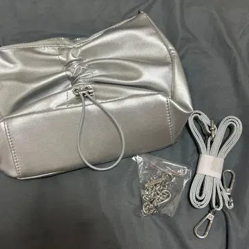 Chico 실버 숄더백