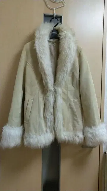 베이지 인조 모피 자켓