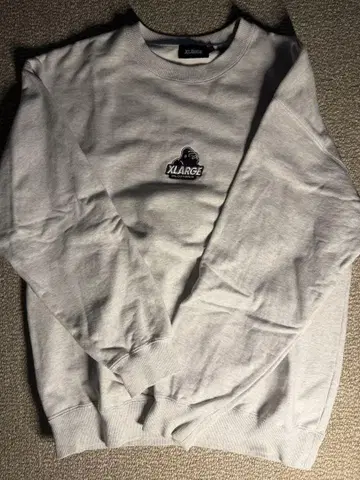XLARGE 그레이 로고 자수 맨투맨