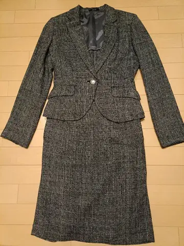 컴시즘 블랙 계열 트위드 스커트 수트