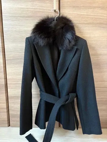 BODYDRESSING 퍼 달린 블랙 피 코트 허리 벨트 포함