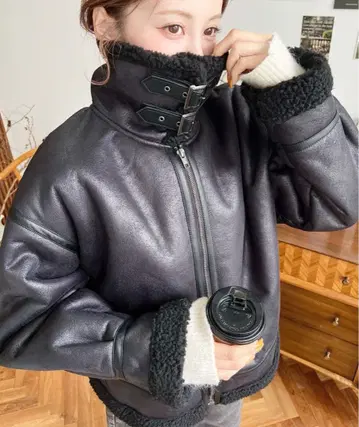 moment+ 인조 가죽 x 보아 페이크 무스탕 플라이트 자켓 블루종