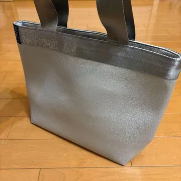 실버 합성 피혁 토트백 코스
