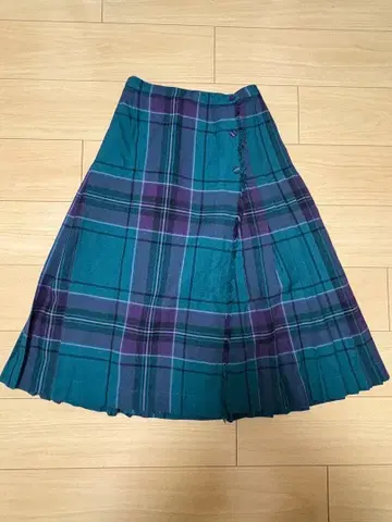 체크 무늬 플리츠 스커트