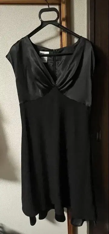 I.N. STUDIO 슬리브리스 블랙 드레스 12