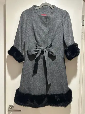 아푸와이저 리셰 그레이 퍼 롱 코트