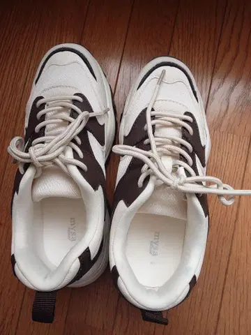 통굽 화이트 브라운 스니커즈