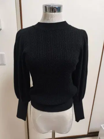 블랙 케이블 짜임 니트 스웨터